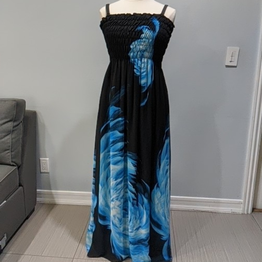 Maxi dress with flowy fabric.